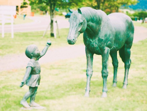 アエルの銅像(写真)